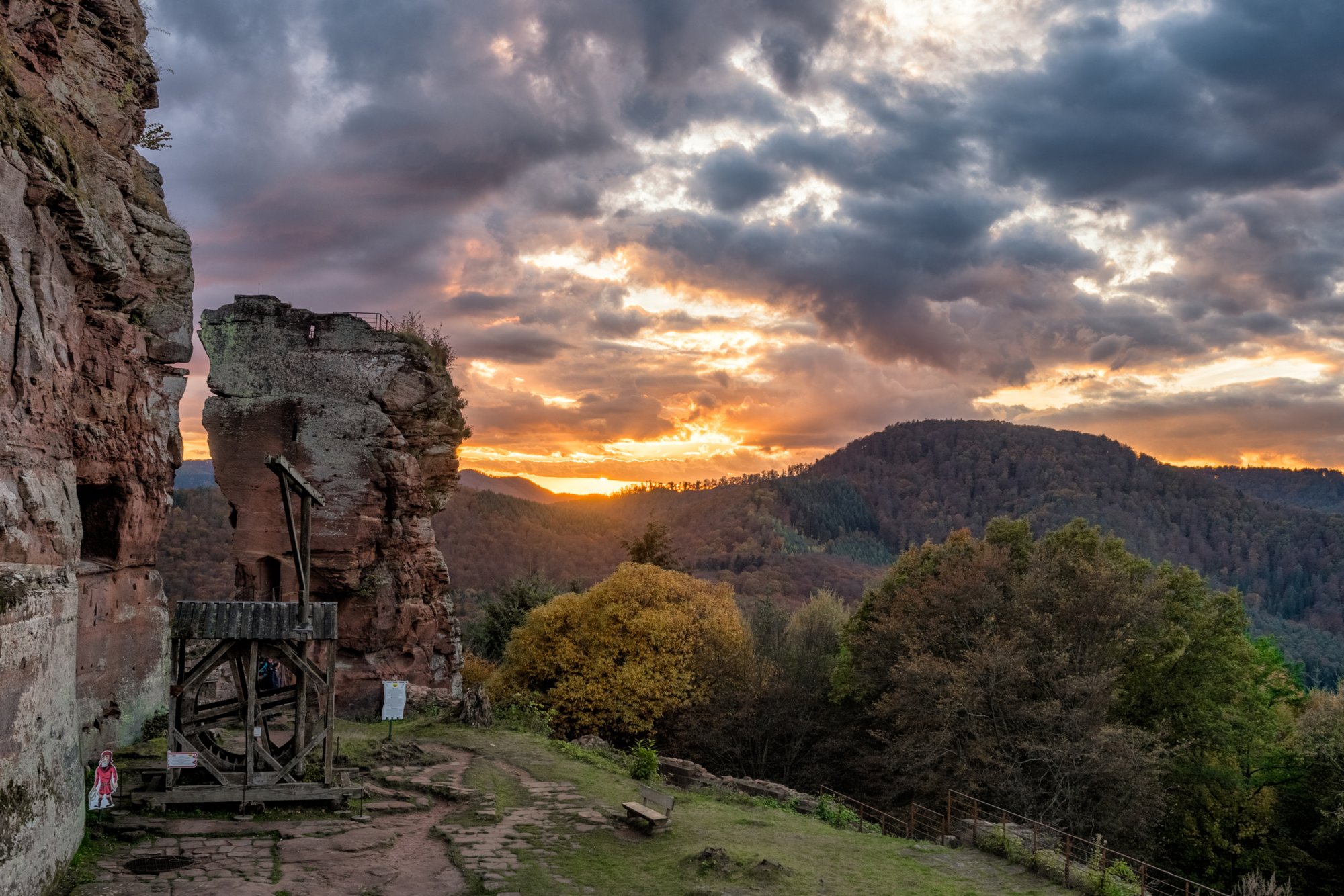 Fleckenstein Herbstwanderung vom Gimbelhof (Elsass) über den Löwenfelsen und Kastell Hohenbourg zur Ruine Wegelnburg. Von dort runter zur Burg Fleckenstein und wieder zurück zum Gimbelhof.