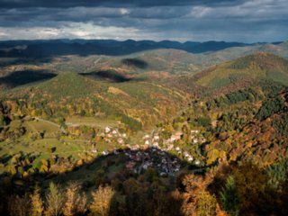 Wegelnburg Herbstwanderung vom Gimbelhof (Elsass) über den Löwenfelsen und Kastell Hohenbourg zur Ruine Wegelnburg. Von dort runter zur Burg Fleckenstein und wieder zurück...