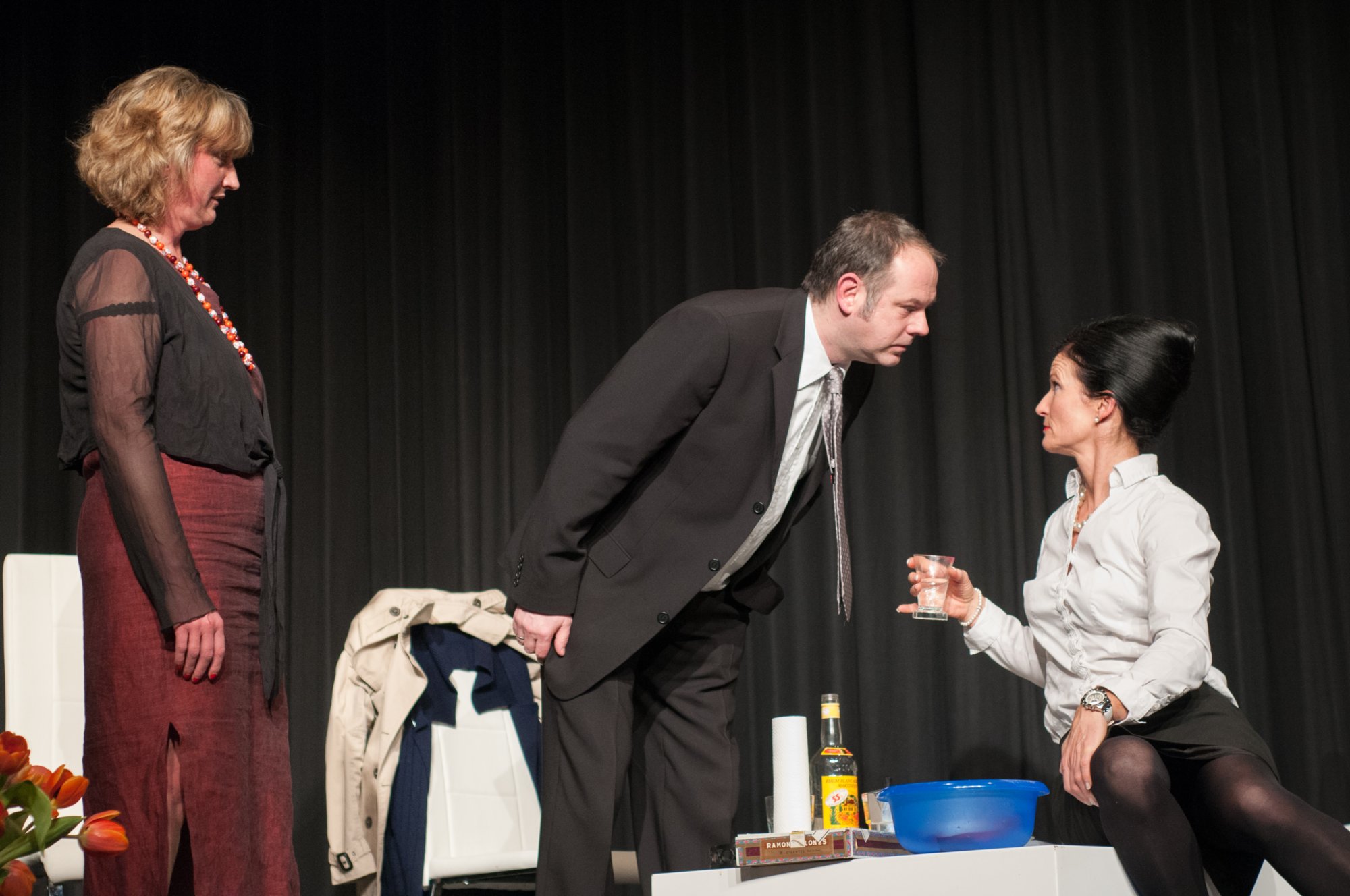 Der Gott des Gemetzels Tournee Theater Stuttgart in der Kultur- und Festhalle Oberrot: Der Gott des Gemetzels. Von links nach rechts: Véronique Houillé (Monika Wieder), Alain Reille (Dirk Deininger) und Annette Reille (Sophie Schneider).