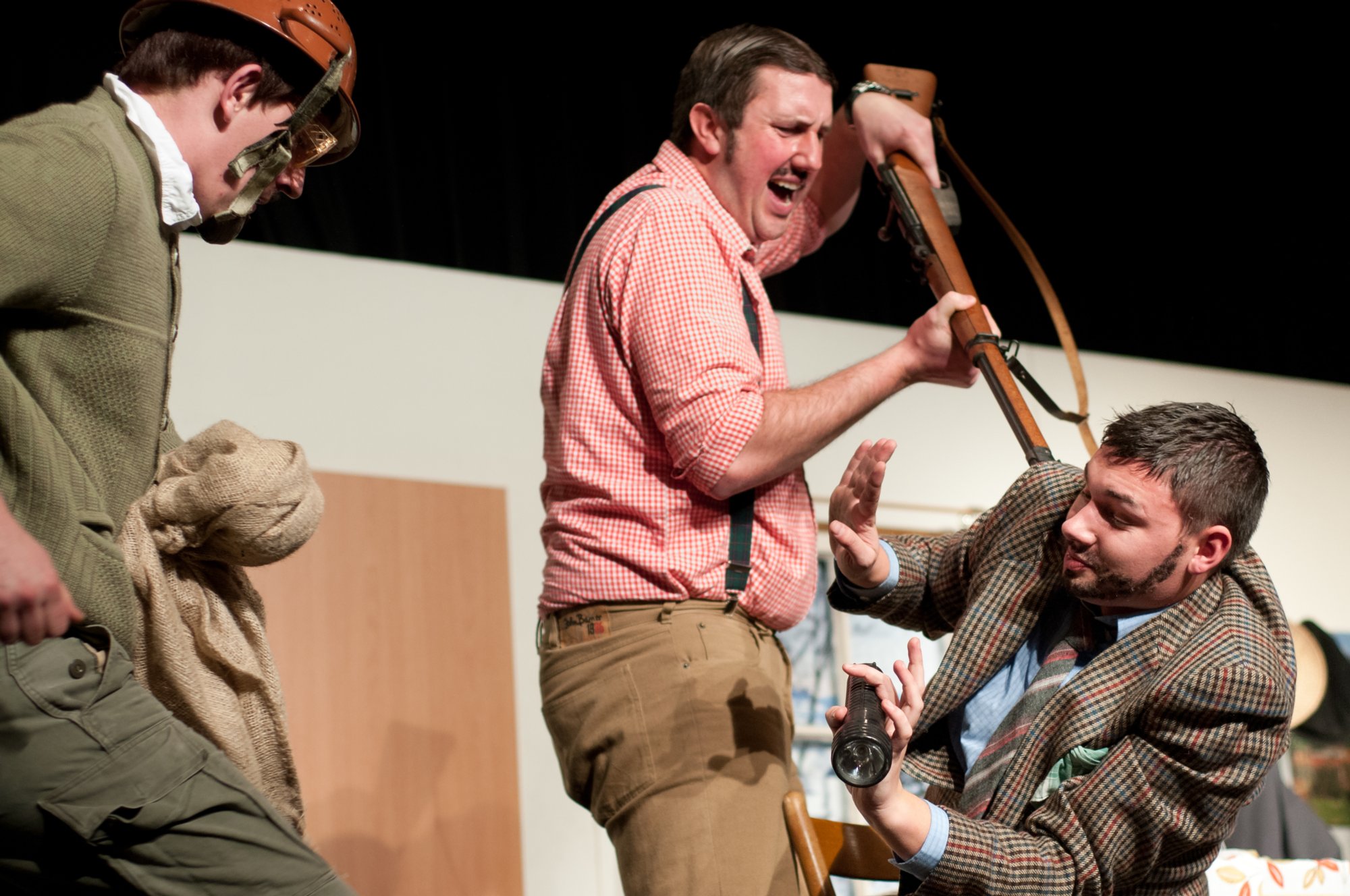 FCO Jahresfeier Theaterstück Theaterstück "Hubertus und die Mafia" Von links nach rechts: Nachbar Didolin (Daniel Frank), Hubertus (Steffen gentner) und Schullehrer Paul (Patrick Paxian).