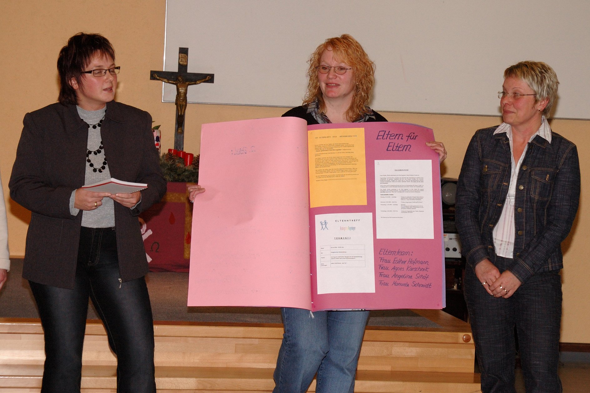 113_Presse_2006 Projektabschluss Stärkung der Erziehungskraft der Familie durch und über den Kindergarten Der evang. Kindergarten Regenbogen stellt seine Projektarbeit vor. Von links nach rechts: Elternbeirätin Esther Hofmann, Erzieherin Bettina Henninger und Kindergartenleiterin Cornelia Hägele