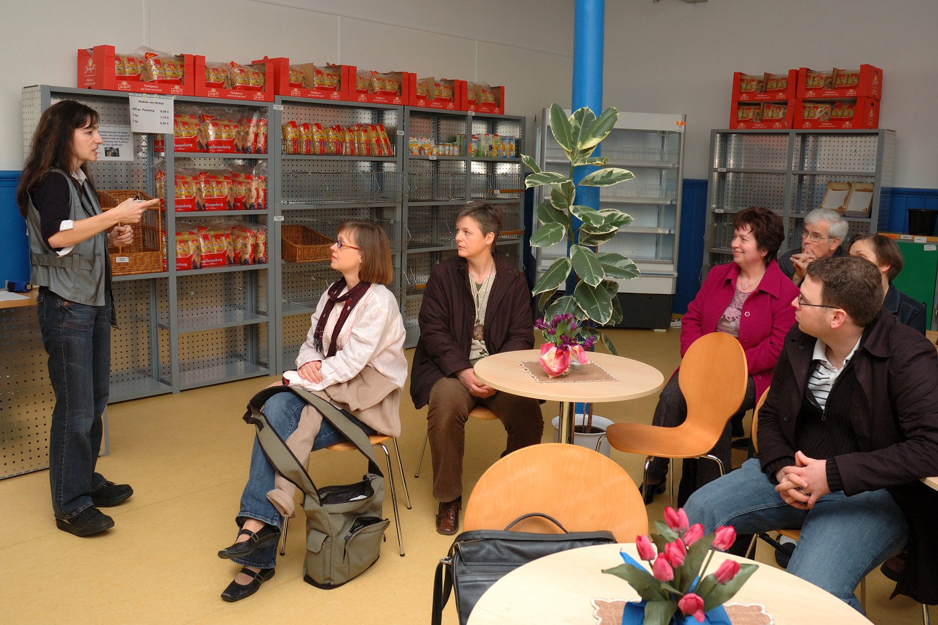 Frühjahrssynode 2007 Die Synodalen hatten vor der Sitzung die Gelegenheit, sich von der Leiterin der Diakonischen Bezirksstelle, Christine Cermak, vor Ort über das Angebot des „K.u.R“-Ladens (Kauf- und Ratladen) informieren zu lassen. Der Laden bietet für sozial schwache Menschen preiswert Lebensmittel sowie Begegnungs- und Beratungsmöglichkeiten an. Die Rundschau berichtete in der Vergangenheit mehrfach darüber.