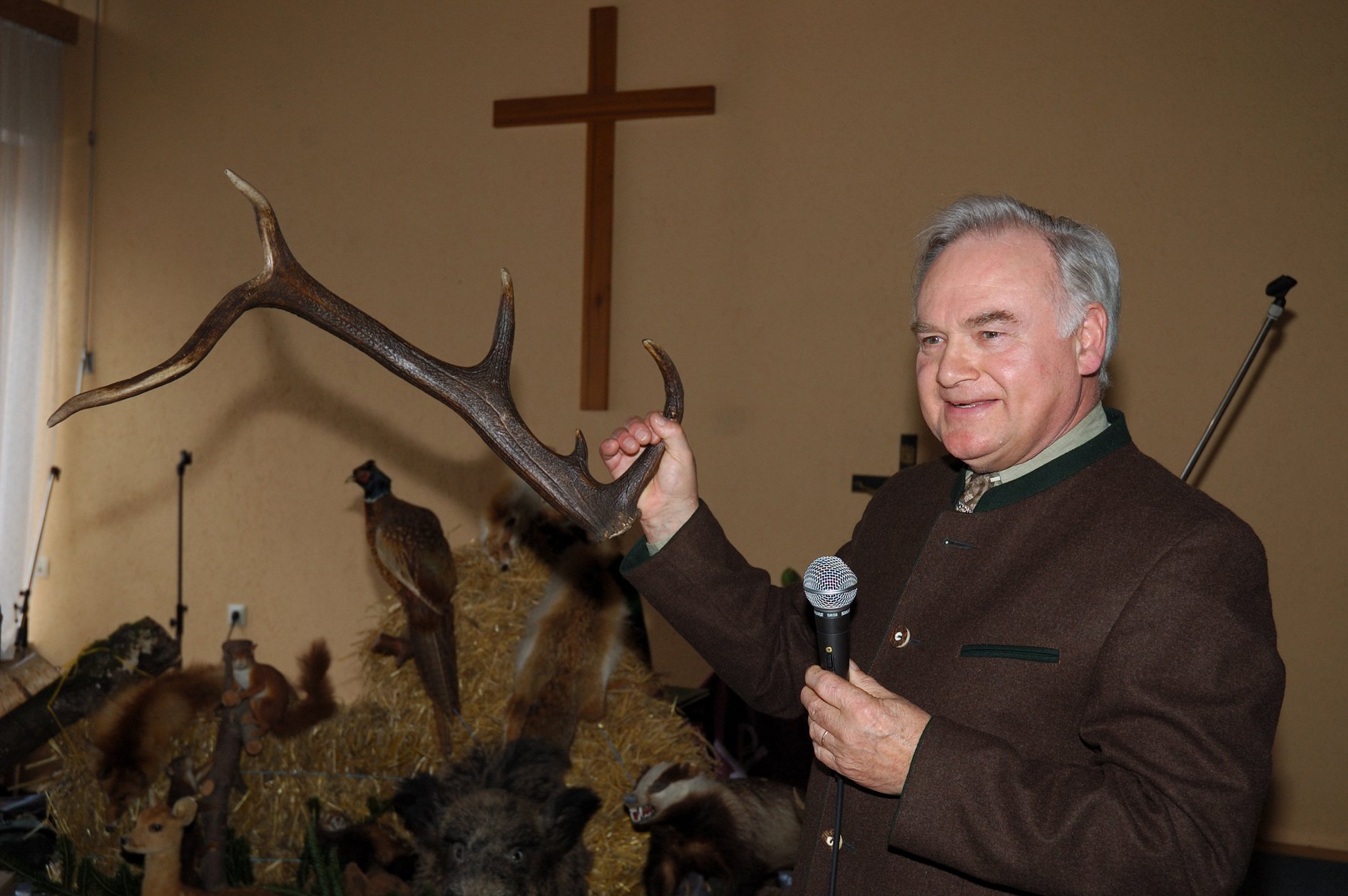 Seniorenclub Jägerei Emmerich Glausauer erzählt die Geschichte zur Trophäe