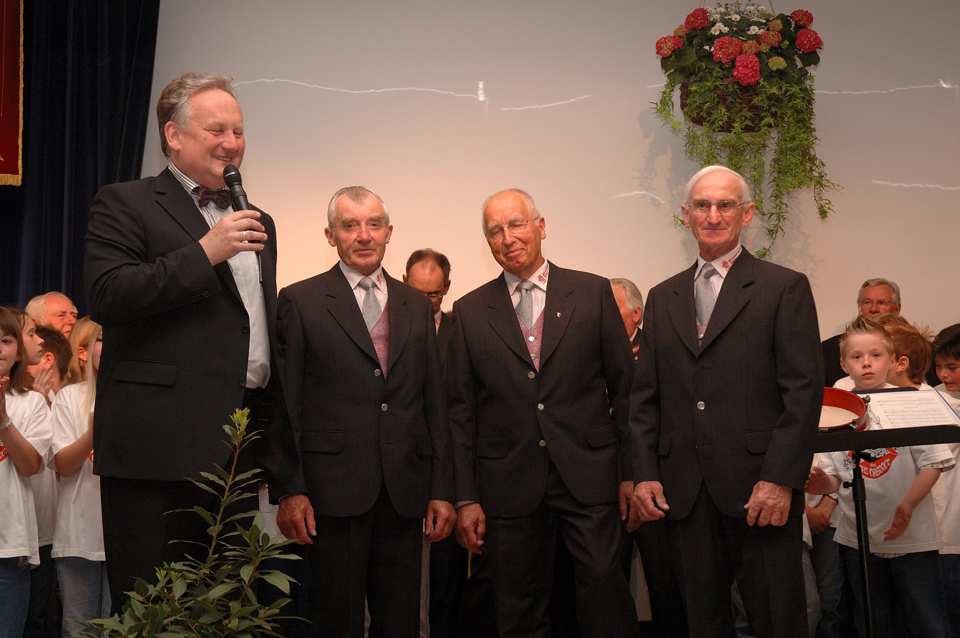 Konzertabend des MGV Oberrot 2007 Im Auftrag des Chorvernbandes Kochergau und des Deutschen Chorverbandes ehrte Wolfgang Layer Karl und Helmutl Klenk sowie Karl Wahl für jeweils fünfzigjährige Mitgliedschaft. Helmut Klenk ist zudem seit 35 Jahren der Schriftführer des Vereins. Bild (von links nach rechts): Wolfgang Layer, Karl Klenk, Helmut Klenk sowie Karl Wahl.