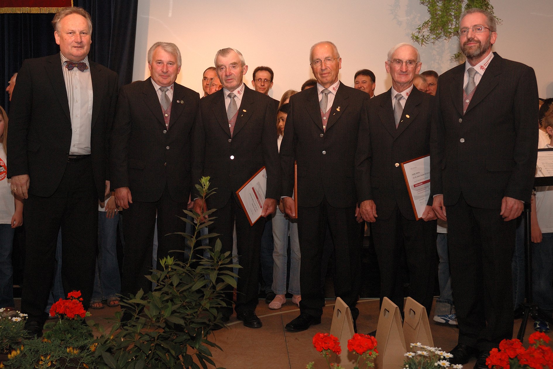 Konzertabend des MGV Oberrot 2007 Im Auftrag des Chorvernbandes Kochergau und des Deutschen Chorverbandes ehrte Wolfgang Layer die Sänger Karl und Helmutl Klenk sowie Karl Wahl für jeweils fünfzigjährige Mitgliedschaft. Helmut Klenk ist zudem seit 35 Jahren der Schriftführer des Vereins. Bild (von links nach rechts): Wolfgang Layer, Helmut Bürk (Vorstand) Karl Klenk, Helmut Klenk, Karl Wahl sowie Erwin Beier.
