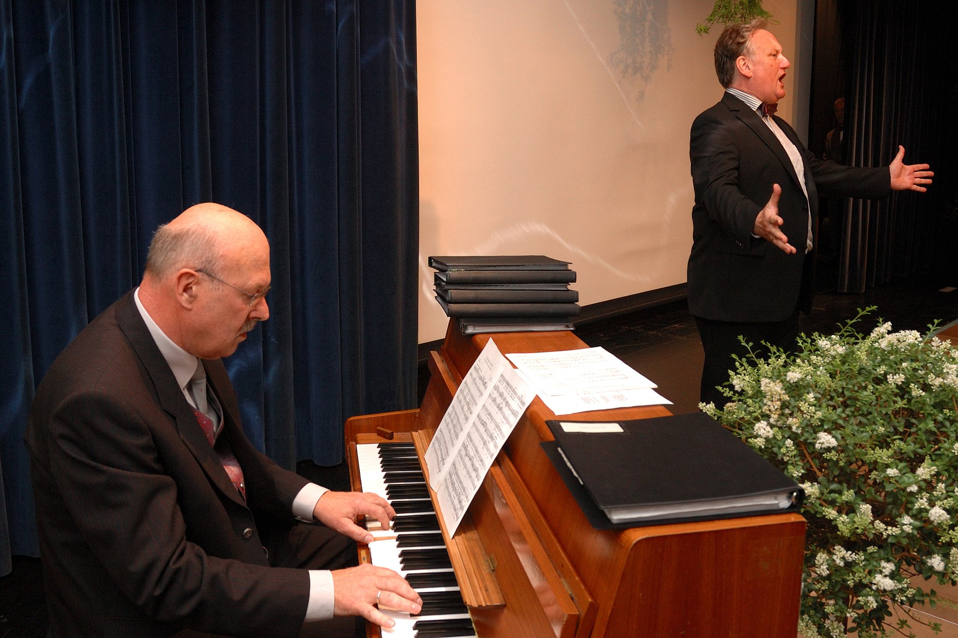 Konzertabend des MGV Oberrot 2007 Wolfgang Bauer am Klavier begleitet den Tenor Wolfgang Layer.