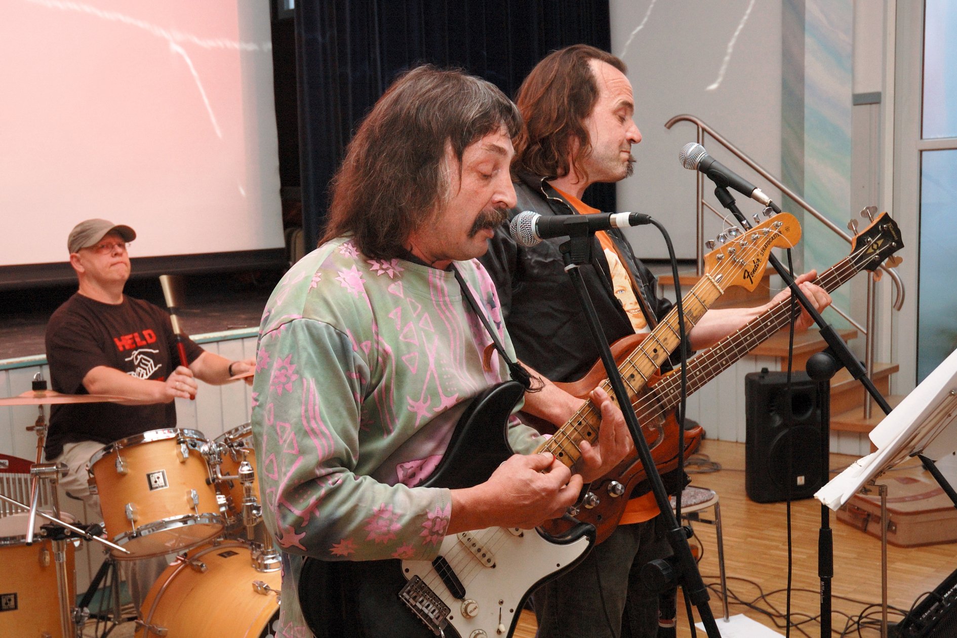 Johkurt, Paulaner und Mannequin Von links nach rechts: Manfred Schaffarczyk alias Manneqion am Schlagzeug Kurt Rösch alias Johkurt an der E-Gitarre Paul Grönsfelder alias Paulaner am E-Bass