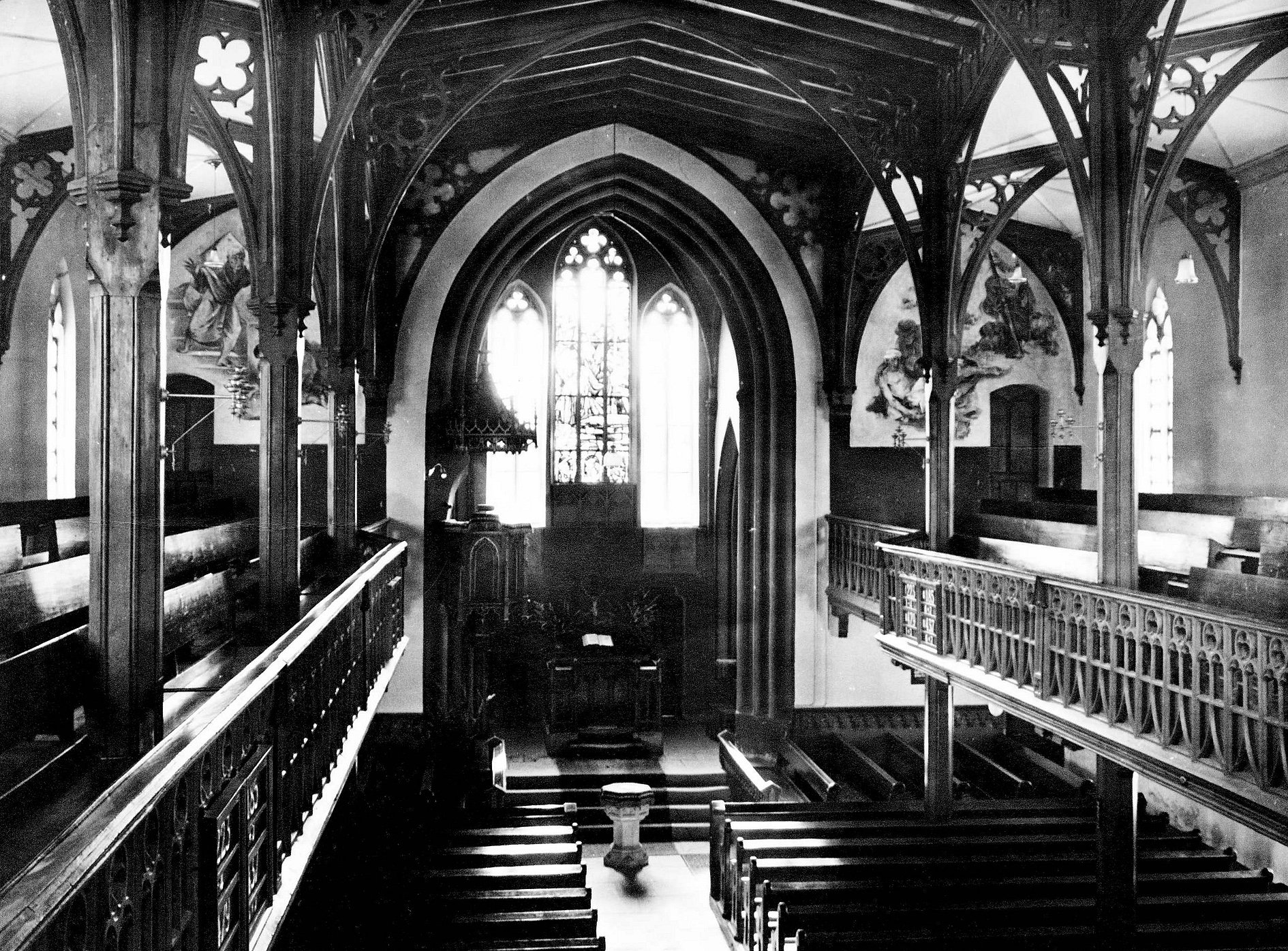 120_Presse_2007 Nach dem verheerenden Stadtbrand von 1857, der auch die ursprüngliche Kirche in Schutt und Asche gelegt hatte, wurde das Gotteshaus von 1861 bis 1863 durch den Oberbaurat von Christian Friedrich Leins aus Stuttgart im Stil der Neugotik neu gebaut. Blick von der Orgelempore durch das Kirchenschiff in den Chor.