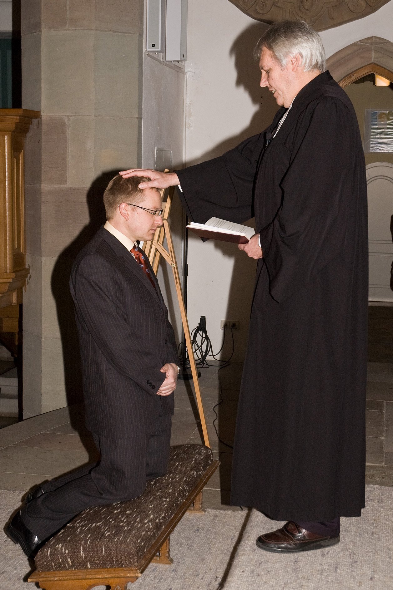 162_Presse_2007 Dekan Dr. Rainer Uhlmann setzt Matthias Rebel feierlich ins Amt des Lektors der evangelischen landeskirche in Württemberg ein.