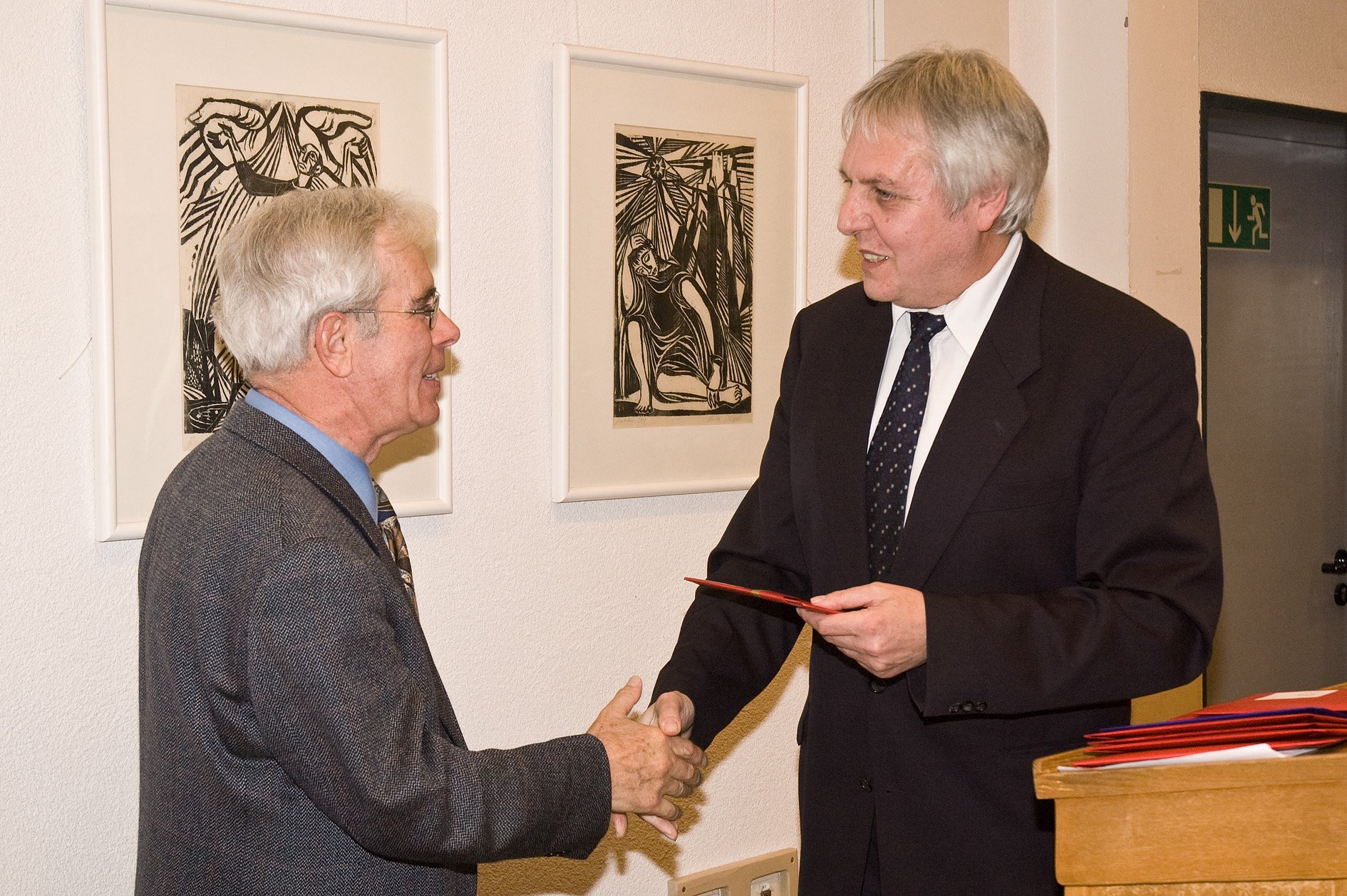 163_Presse_2007 Dekan Dr. Rainer Uhlmann verabschiedet den bisherigen Vorsitzenden der Bezirkssynode Hans-Heinrich Lübke.