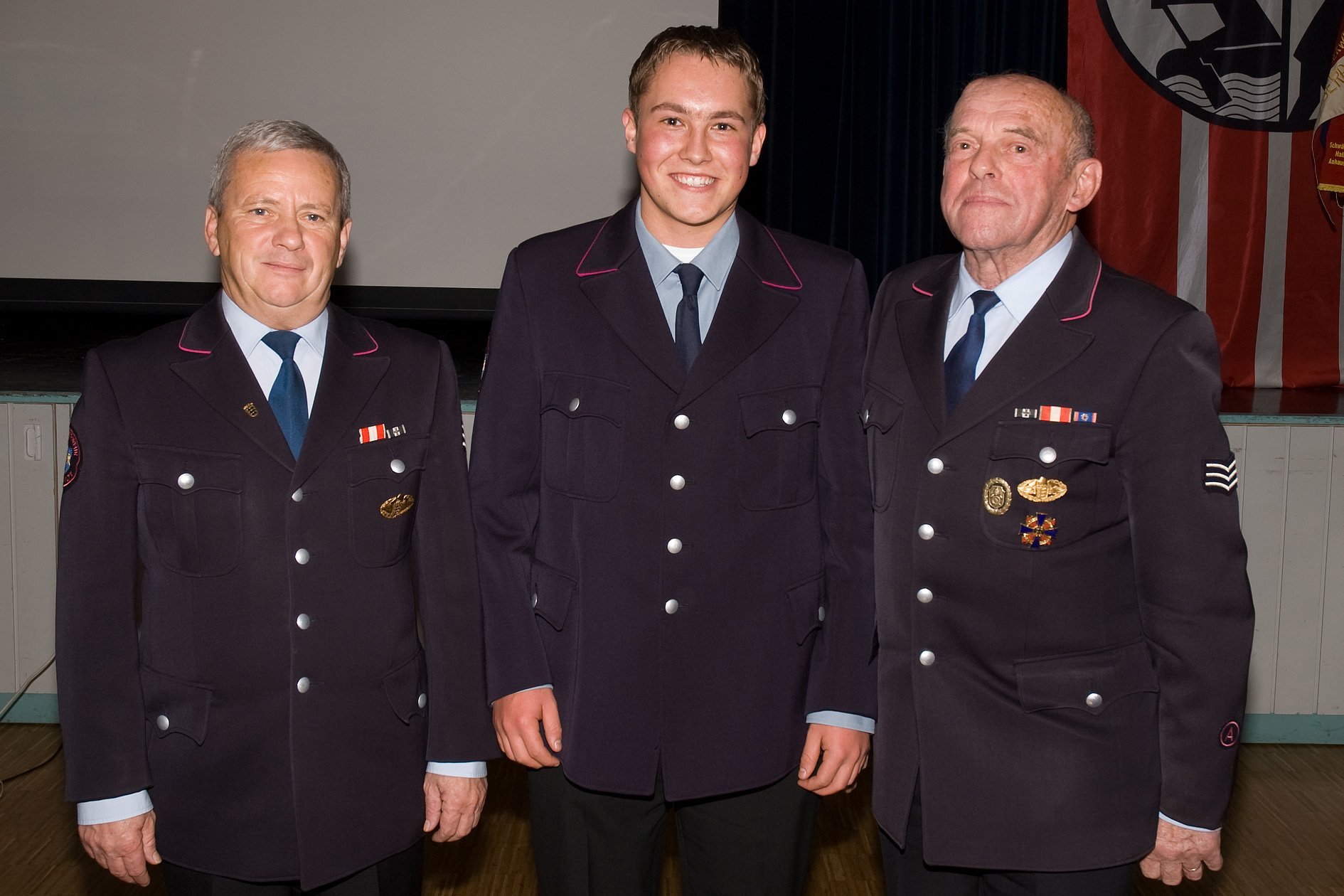165_Presse_2007 Ernst Koch, ehemaliger Feuerwehrkommandant von Oberrot, freut sich , dass sein Enkel Jörg in den Kreis der Floriansjünger aufgenommen wurde