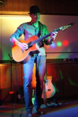 20120210_magic-acoustic-guitars_022