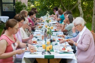 20120616_langer_tisch_landfrauen_004