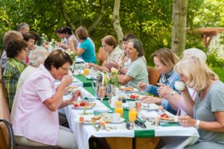 20120616_langer_tisch_landfrauen_010