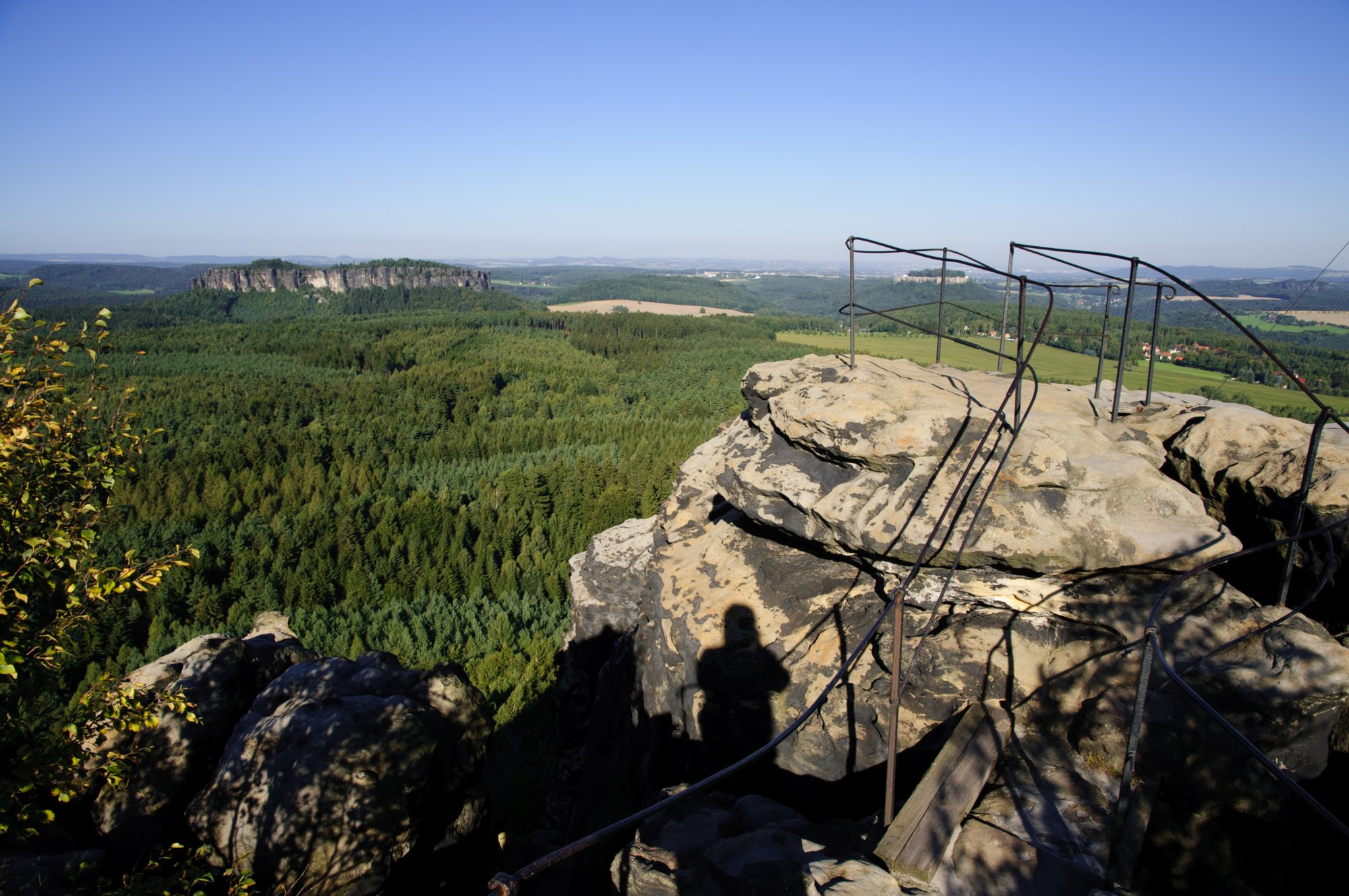 Gohrischstein und Papststein Wanderung vom Kurort Gohrisch über den Gohrischstein und den Pfaffenstein zurück nach Gohrisch. Aussichtskanzel auf dem Gohrischstein mit Blick zum Pfaffenstein. Hinter der Aussichtskanzel: Der Königstein.