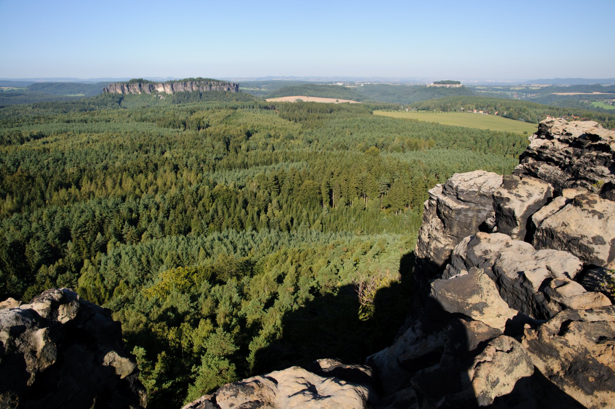 Gohrischstein und Papststein Wanderung vom Kurort Gohrisch über den Gohrischstein und den Pfaffenstein zurück nach Gohrisch. Blick zum Pfaffenstein (links) und zum Königstein (rechts).