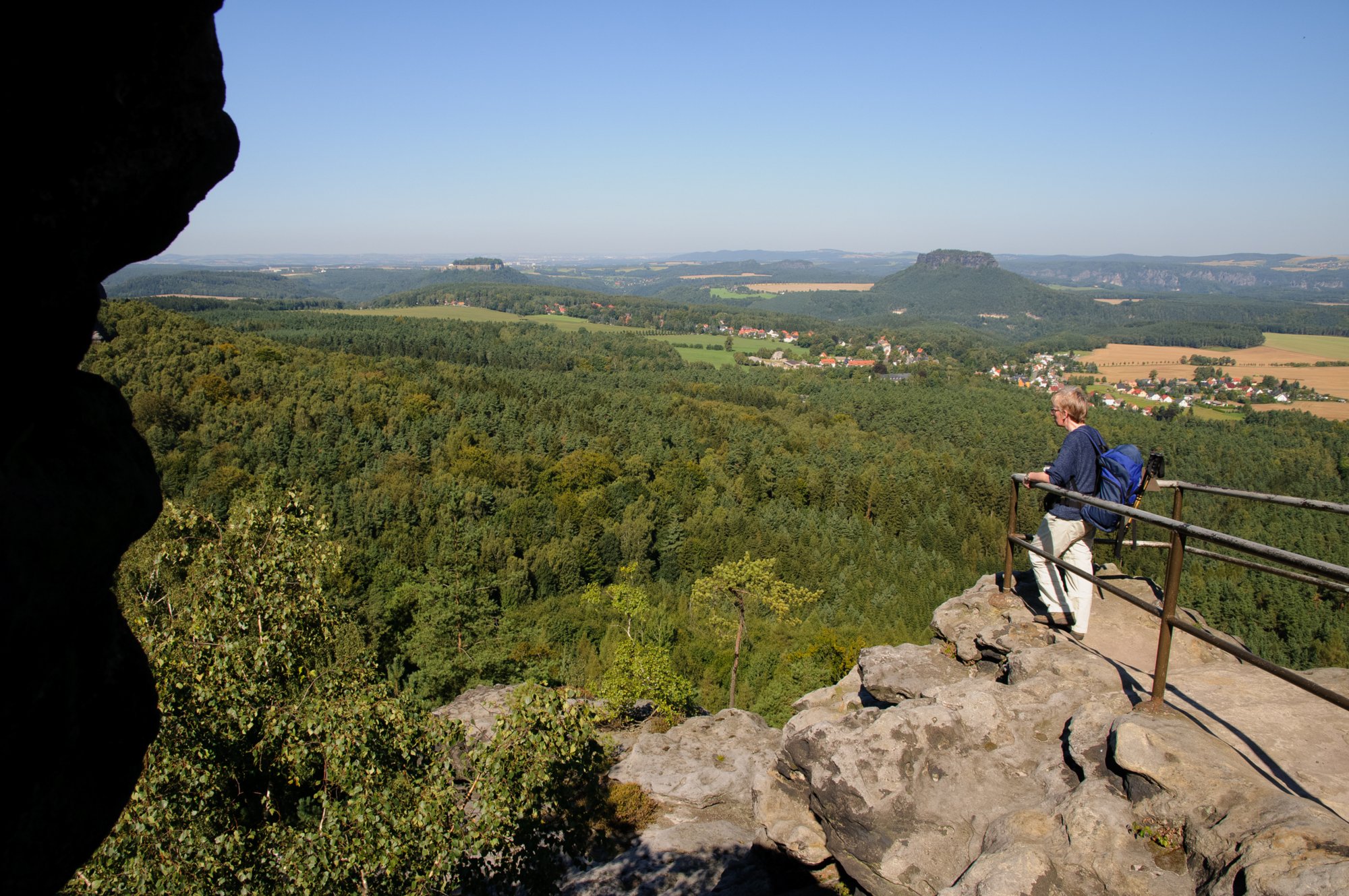 Gohrischstein und Papststein Wanderung vom Kurort Gohrisch über den Gohrischstein und den Pfaffenstein zurück nach Gohrisch. Blick vom Papststein zum Königstein (Mitte) und zum Lilienstein (rechts).