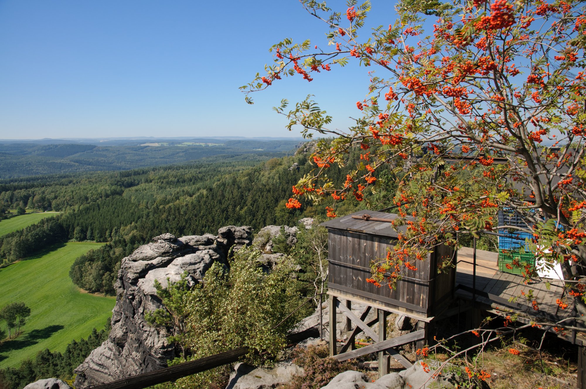 Gohrischstein und Papststein Wanderung vom Kurort Gohrisch über den Gohrischstein und den Pfaffenstein zurück nach Gohrisch. Bei der Materialseilbahn.