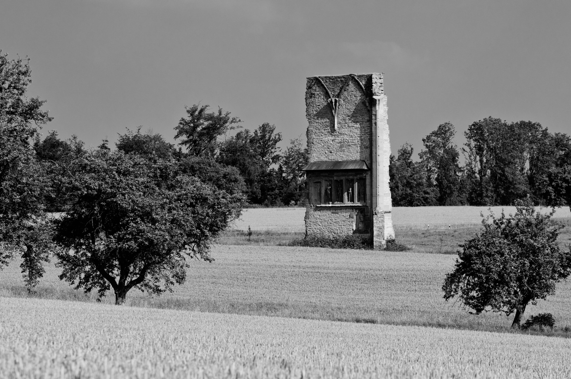 Anhäuser Wand Wanderung von Gröningen über die Kosterruine Anhausen, Bölgental, Jagsttal und Hammerschmiede zurück nach Gröningen. Auf freiem Feld zwischen Bölgental und Wallhausen ragt eine Mauer steil heraus. Sie ist der Rest der Klosteranlage Anhausen. Die 20 m hohe und 10 m lange Mauer ist ein Überrest der nördlichen Steinwand des gotischen Chores. An der Innenseite dieser Chorwand sind die Grabdenkmäler der Herren von Bebenburg recht gut erhalten. Das Kloster Anhausen wurde 1403 gegründet. Im Jahr 1557 verließ der letzte Mönch das Kloster. Danach wurde es als Bauernhof genutzt. 1700 wurde das Klostergebäude fast vollständig abgebrochen. Seit 1925 steht die Anhäuser Mauer unter Denkmalschutz und wurde 1997 von der Gemeinde Satteldorf grundlegend saniert und gesichert. Quelle: www.satteldorf.de/fileadmin/pdf/Flyer9.pdf