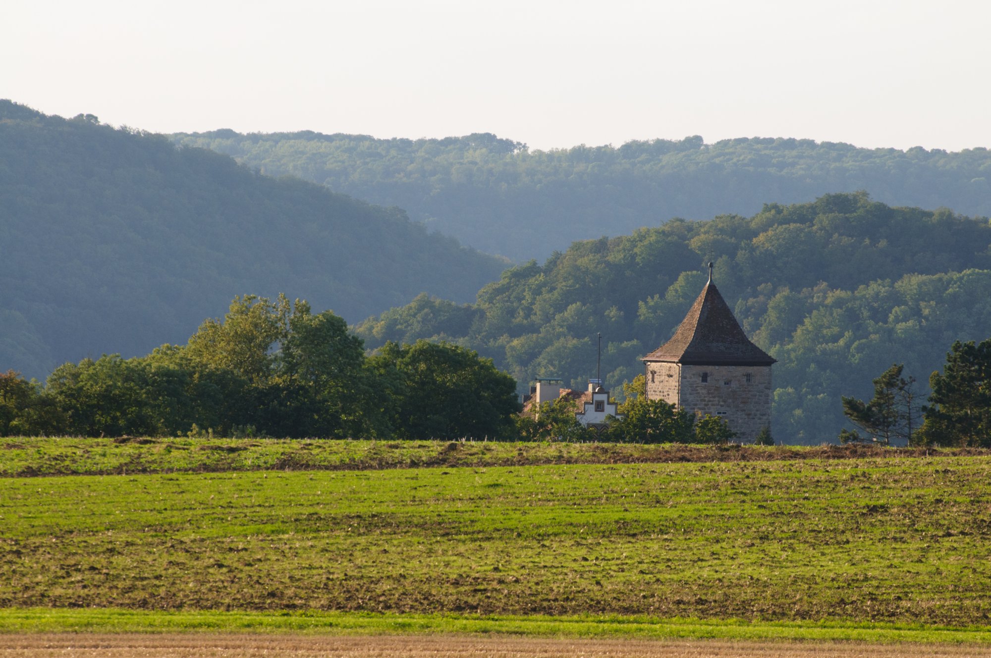 Wanderung zur Burgruine Leofels Wanderung von Dünsbach zur Burgruine Leofels und zum jüdischen Friedhof (bei Dünsbach). Zurück über Morstein nach Dünsbach. Blick zum Schloss Morstein.