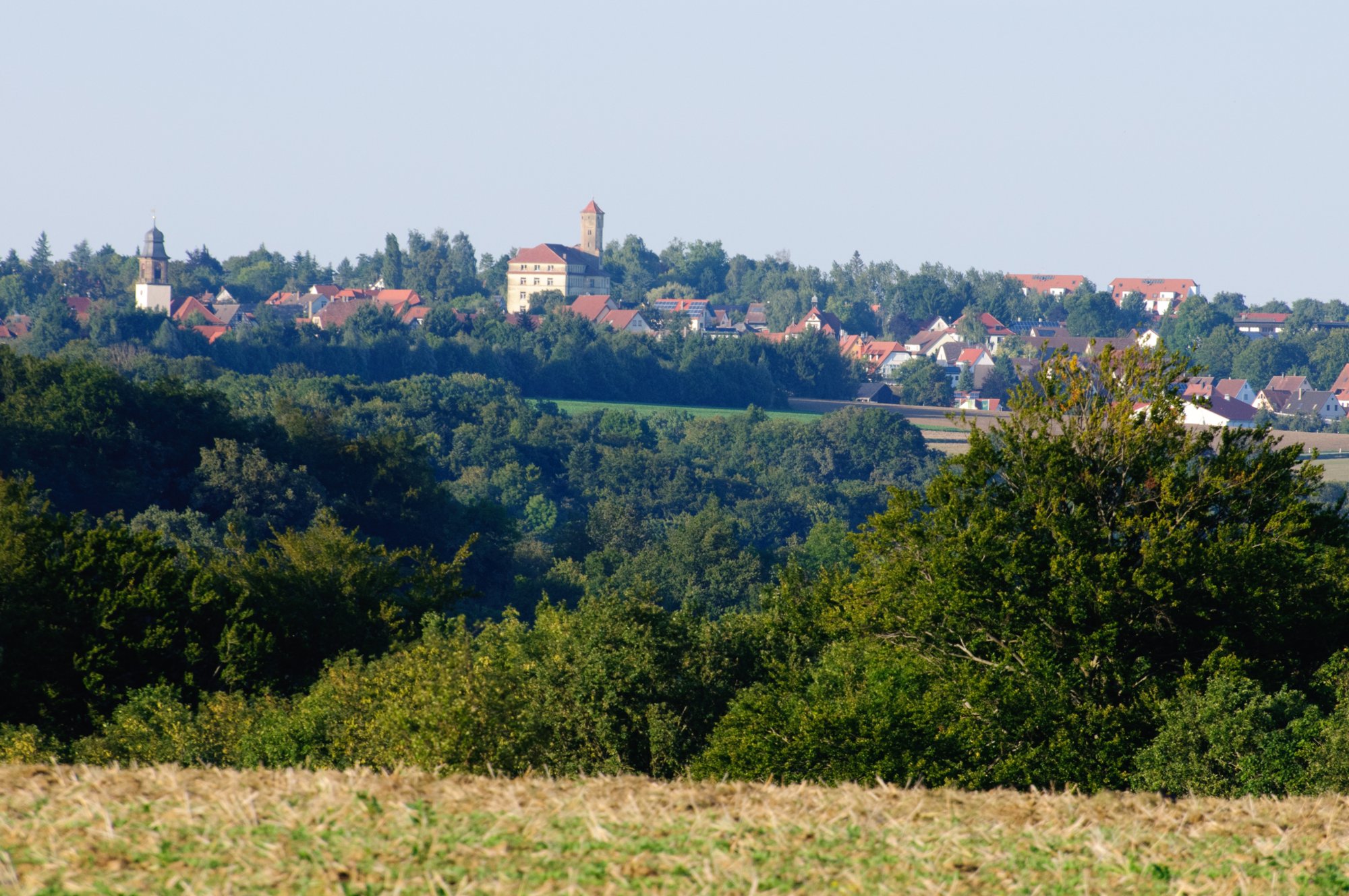 Wanderung zur Burgruine Leofels Wanderung von Dünsbach zur Burgruine Leofels und zum jüdischen Friedhof (bei Dünsbach). Zurück über Morstein nach Dünsbach. Blick nach Gerabronn.