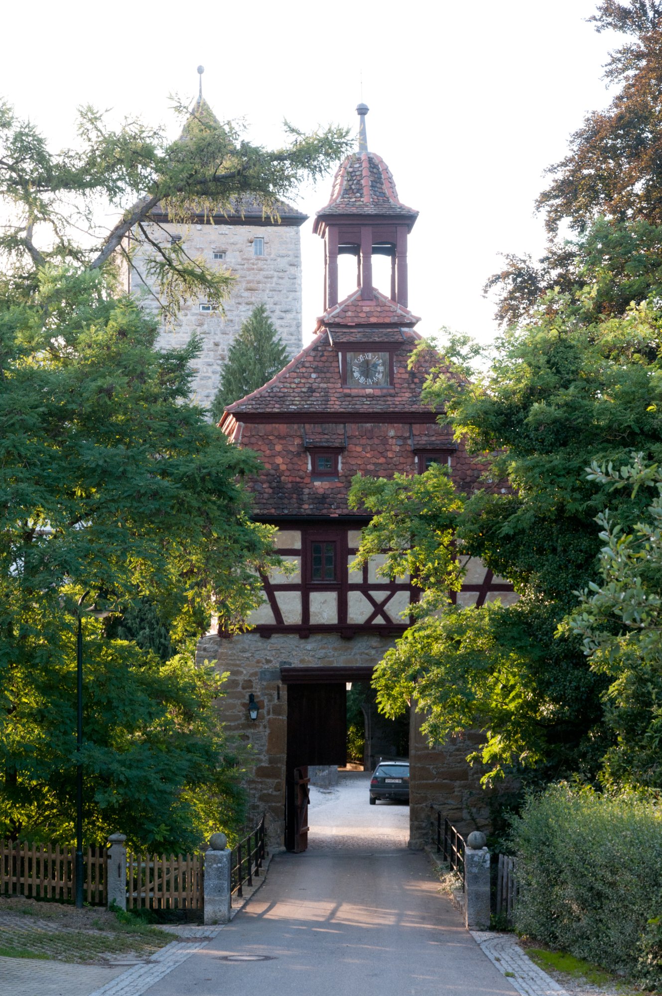 Wanderung zur Burgruine Leofels Wanderung von Dünsbach zur Burgruine Leofels und zum jüdischen Friedhof (bei Dünsbach). Zurück über Morstein nach Dünsbach. Schloss morstein. Das alte Schloss Morstein bei Gerabronn ... gelangte im 20. Jahrhundert unter dem Namen Thorstein zu einiger Berühmtheit. In dem Roman Die Heilige und ihr Narr von Agnes Günther (18631911) diente es als Schauplatz einer Liebesgeschichte, die damals von fast allen Jungen Mädchen verschlungen und unter Tränen nachempfunden wurde. Die Schriftstellerin war die Frau des fürstlichhohenlohischen Hofpredigers und Langenburger Dekans Rudolf Günther, der erst als Witwer das Manuskript seiner verstorbenen Frau im Stuttgarter Steinkopfverlag zur Veröf fentlichung brachte. Das 1913 erstmals erschienene Melodram wurde einer der großen deutschen Bestseller: in über 150 Auflagen und in mehreren Sprachen gedruckt, außerdem drei Mal erfolg reich verfilmt. Der Name Morstein findet 1240 zum ersten Mal als Murestan und 1288 als Morstein Erwähnung. Er ist mit den Kreuzzügen in Verbindung zu bringen. Murestan ist der persische Name für Hospiz und erinnert an das erste Hospiz der Johanniter in Jerusalem. Sein heutiges Erscheinungsbild jedoch verdankt das Schloss der RenaissanceZeit. Charakteristisch sind der stauferzeitliche Bergfried mit Buckel quadern, der Palas mit Renaissance Staffelgiebel und ein Rundturm an der Südwestecke. Seit dem 14. Jahrhundert befindet sich Morstein im Besitz der Familie von Crailsheim. 1711 erfolgte die Erhebung derer von Crailsheim in den Reichsfrei herrenstand. Noch heute gehören die Frei herren von Crailsheim neben den vier fürstlichen Familien, einer gräflichen und anderen frei herrlichen zu den alten Familien des Hohenlohischen, wo sich die soziologischen Strukturen seit 900 Jahren weitgehend unverändert erhalten haben. Schloss Morstein befindet sich in Privatbesitz und kann nicht besichtigt werden. Quelle: http://www.auction.de/sales/415s/Schloss-Morstein.pdf
