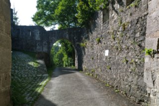 Wanderung zur Burgruine Leofels Wanderung von Dünsbach zur Burgruine Leofels und zum jüdischen Friedhof (bei Dünsbach). Zurück über Morstein nach Dünsbach. Burgruine Leofels.