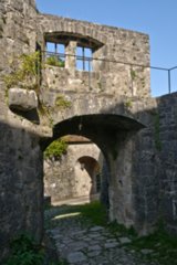 Wanderung zur Burgruine Leofels Wanderung von Dünsbach zur Burgruine Leofels und zum jüdischen Friedhof (bei Dünsbach). Zurück über Morstein nach Dünsbach. Burgruine Leofels.