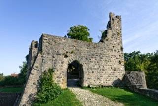 Wanderung zur Burgruine Leofels Wanderung von Dünsbach zur Burgruine Leofels und zum jüdischen Friedhof (bei Dünsbach). Zurück über Morstein nach Dünsbach. Burgruine Leofels. Die Burg Leofels...