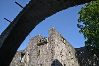 Wanderung zur Burgruine Leofels Wanderung von Dünsbach zur Burgruine Leofels und zum jüdischen Friedhof (bei Dünsbach). Zurück über Morstein nach Dünsbach. Burgruine Leofels.