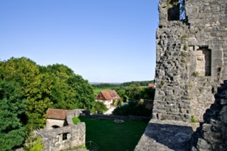 Wanderung zur Burgruine Leofels Wanderung von Dünsbach zur Burgruine Leofels und zum jüdischen Friedhof (bei Dünsbach). Zurück über Morstein nach Dünsbach. Burgruine Leofels.