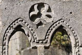 Wanderung zur Burgruine Leofels Wanderung von Dünsbach zur Burgruine Leofels und zum jüdischen Friedhof (bei Dünsbach). Zurück über Morstein nach Dünsbach. Burgruine Leofels.