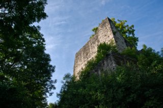 Wanderung zur Burgruine Leofels Wanderung von Dünsbach zur Burgruine Leofels und zum jüdischen Friedhof (bei Dünsbach). Zurück über Morstein nach Dünsbach. Burgruine Leofels.
