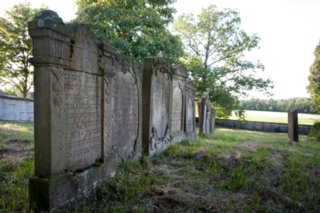 Wanderung zur Burgruine Leofels Wanderung von Dünsbach zur Burgruine Leofels und zum jüdischen Friedhof (bei Dünsbach). Zurück über Morstein nach Dünsbach.