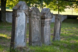 Wanderung zur Burgruine Leofels Wanderung von Dünsbach zur Burgruine Leofels und zum jüdischen Friedhof (bei Dünsbach). Zurück über Morstein nach Dünsbach. Zur Geschichte des...