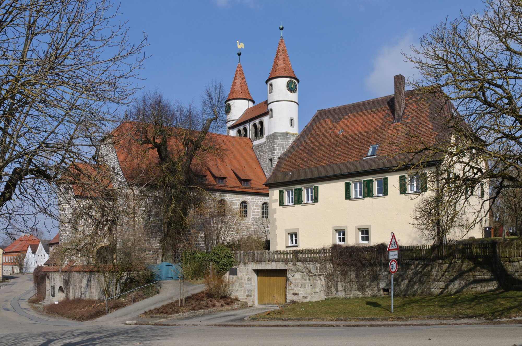 Jugendstilkirche in Gaggstatt Jugendstilkirche in Gaggstatt. Erbaut 1901-1905 von Theodor Fischer. Wanderung vom Wanderparkplatz im Walderholungszentrum bei Kirchberg über die Villa Schönblick nach Gaggstatt. Von dort über die alte Verbindungsstraße zur Jugendherberge. Über die Alte Sulz (Stammburg der Ritter von Kirchberg) hinunter zur Jagstbrücke in Kirchberg. Über den Sophienberg zurück zum Wanderparkplatz.