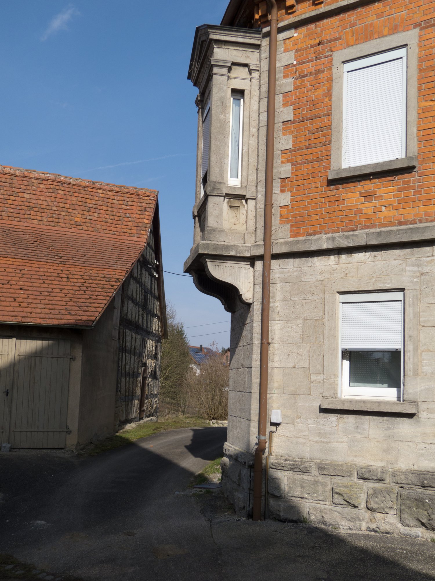 Gaggstatt Weg durch Gaggstatt. Wanderung vom Wanderparkplatz im Walderholungszentrum bei Kirchberg über die Villa Schönblick nach Gaggstatt. Von dort über die alte Verbindungsstraße zur Jugendherberge. Über die Alte Sulz (Stammburg der Ritter von Kirchberg) hinunter zur Jagstbrücke in Kirchberg. Über den Sophienberg zurück zum Wanderparkplatz.