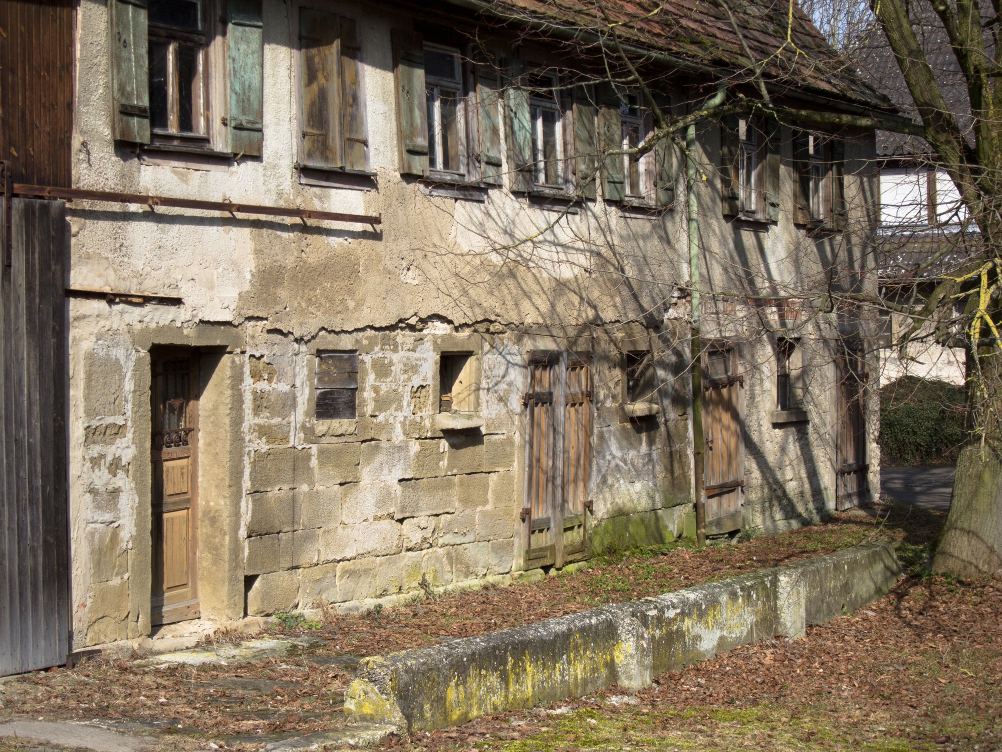 Gaggstatt Weg durch Gaggstatt. Wanderung vom Wanderparkplatz im Walderholungszentrum bei Kirchberg über die Villa Schönblick nach Gaggstatt. Von dort über die alte Verbindungsstraße zur Jugendherberge. Über die Alte Sulz (Stammburg der Ritter von Kirchberg) hinunter zur Jagstbrücke in Kirchberg. Über den Sophienberg zurück zum Wanderparkplatz.