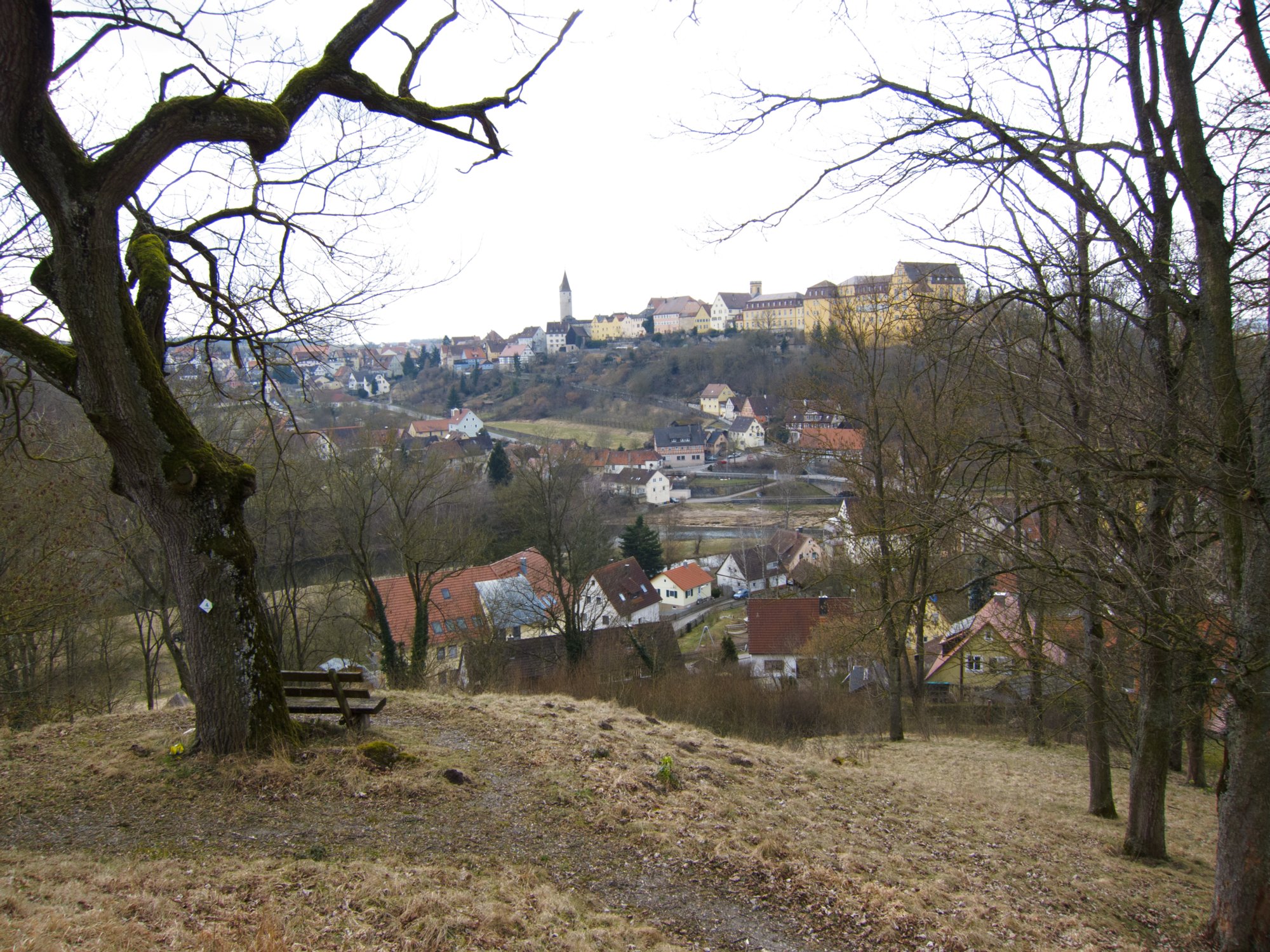 Kirchberg an der Jagst von der Alten Sulz aus Blick vom Burgberg der Alten Sulz (Stammsitz der Ritter von Kirchberg) hinüber nach Kirchberg. Wanderung vom Wanderparkplatz im Walderholungszentrum bei Kirchberg über die Villa Schönblick nach Gaggstatt. Von dort über die alte Verbindungsstraße zur Jugendherberge. Über die Alte Sulz (Stammburg der Ritter von Kirchberg) hinunter zur Jagstbrücke in Kirchberg. Über den Sophienberg zurück zum Wanderparkplatz.