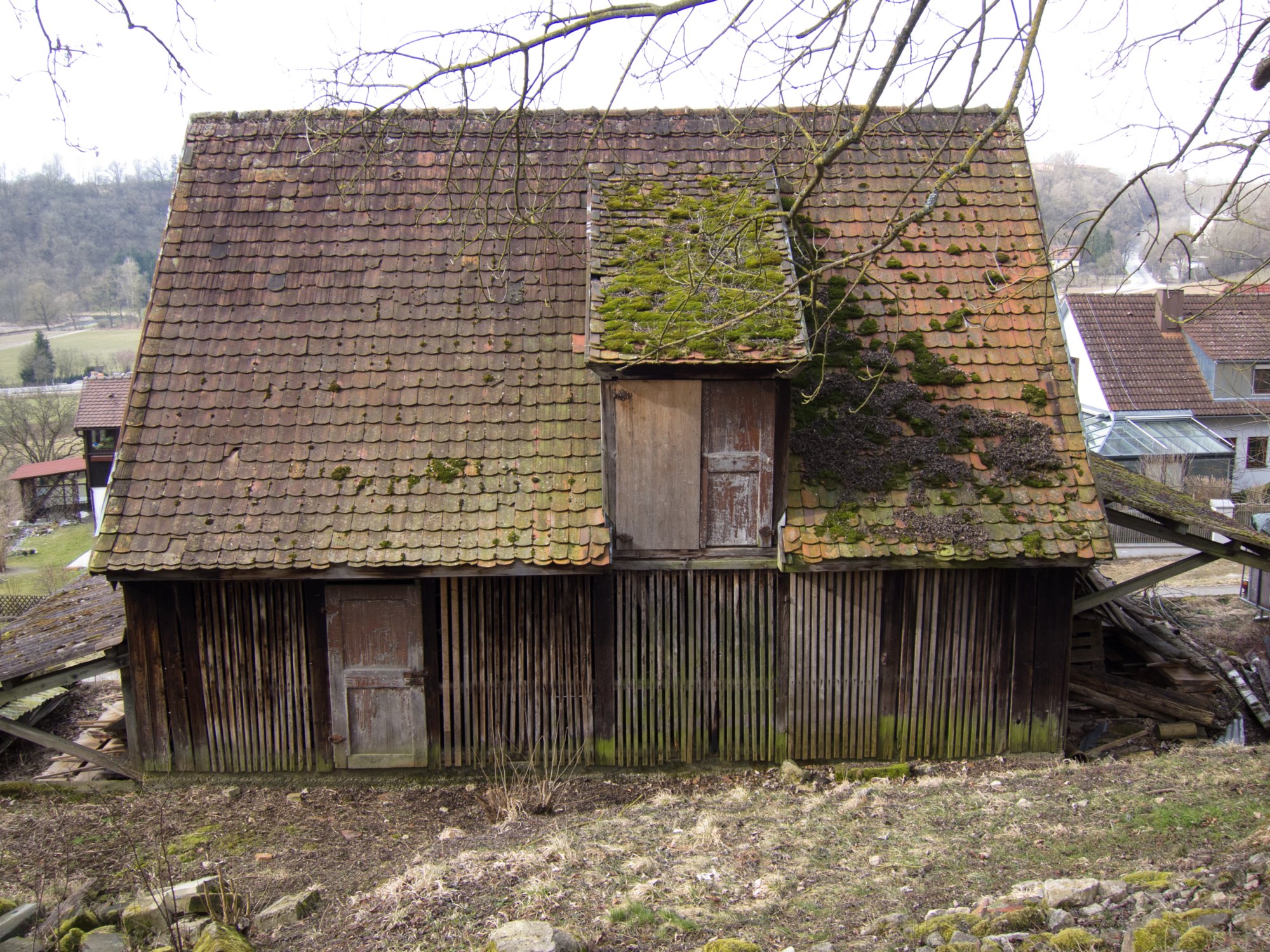 Weg nach Kirchberg Wanderung vom Wanderparkplatz im Walderholungszentrum bei Kirchberg über die Villa Schönblick nach Gaggstatt. Von dort über die alte Verbindungsstraße zur Jugendherberge. Über die Alte Sulz (Stammburg der Ritter von Kirchberg) hinunter zur Jagstbrücke in Kirchberg. Über den Sophienberg zurück zum Wanderparkplatz.