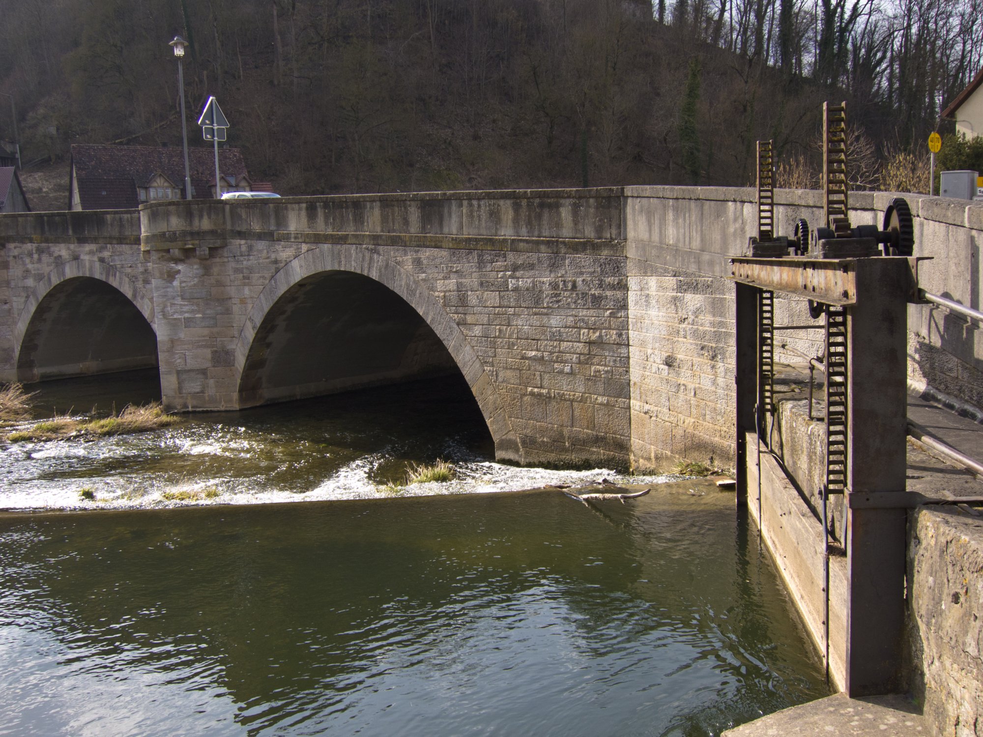 Jagstbrücke Kirchberg Jagstbrücke in Kirchberg. Wanderung vom Wanderparkplatz im Walderholungszentrum bei Kirchberg über die Villa Schönblick nach Gaggstatt. Von dort über die alte Verbindungsstraße zur Jugendherberge. Über die Alte Sulz (Stammburg der Ritter von Kirchberg) hinunter zur Jagstbrücke in Kirchberg. Über den Sophienberg zurück zum Wanderparkplatz.