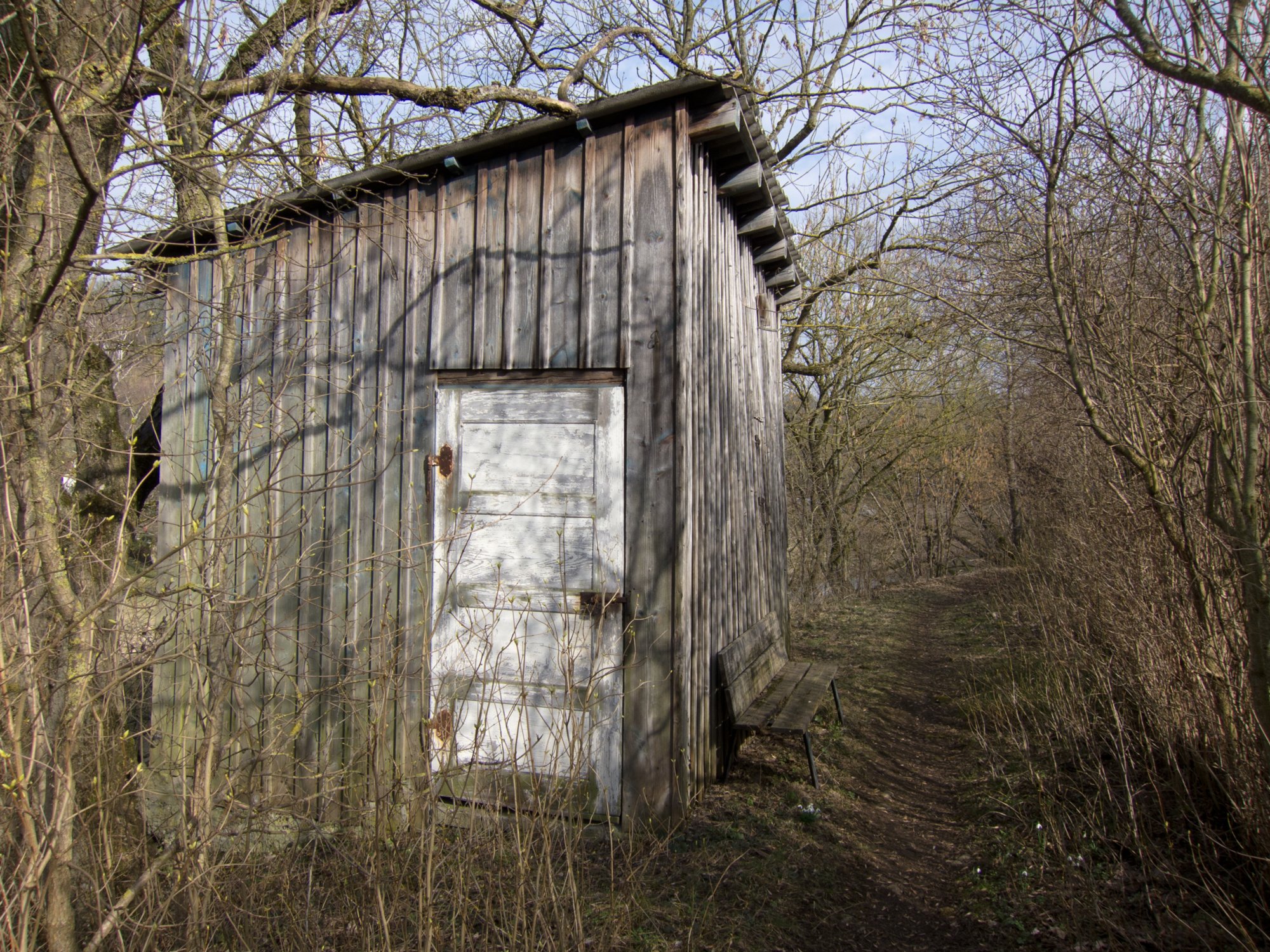 Weg zum Sophienberg Weg von Kirchberg zum Sophienberg hinauf. Wanderung vom Wanderparkplatz im Walderholungszentrum bei Kirchberg über die Villa Schönblick nach Gaggstatt. Von dort über die alte Verbindungsstraße zur Jugendherberge. Über die Alte Sulz (Stammburg der Ritter von Kirchberg) hinunter zur Jagstbrücke in Kirchberg. Über den Sophienberg zurück zum Wanderparkplatz.