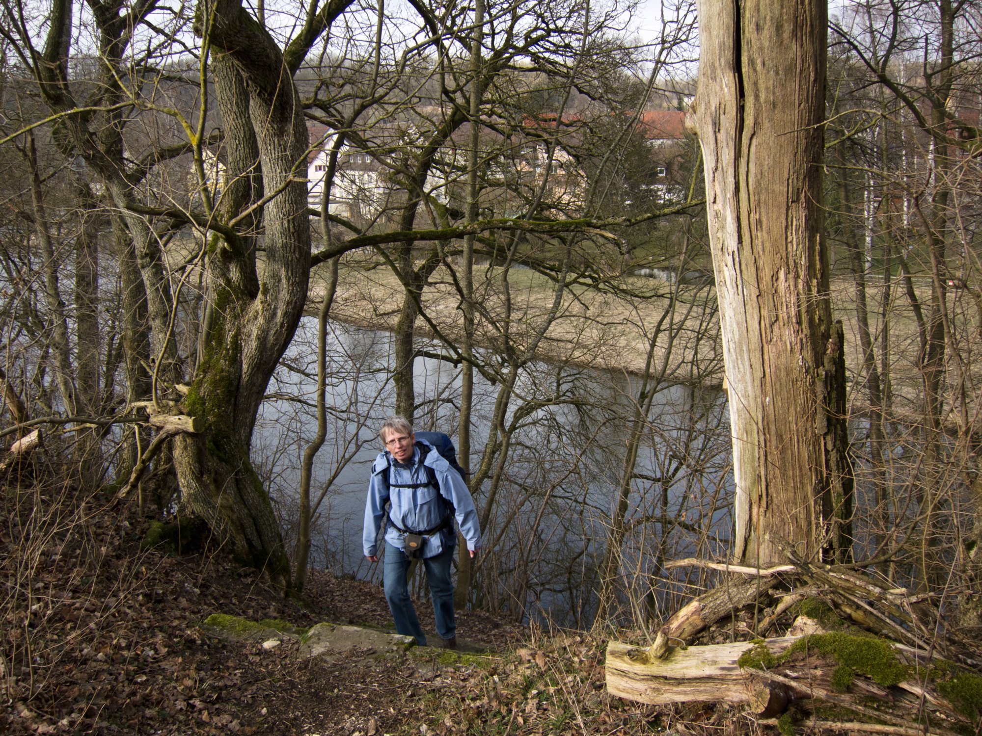 Weg zum Sophienberg Weg von Kirchberg zum Sophienberg hinauf. Wanderung vom Wanderparkplatz im Walderholungszentrum bei Kirchberg über die Villa Schönblick nach Gaggstatt. Von dort über die alte Verbindungsstraße zur Jugendherberge. Über die Alte Sulz (Stammburg der Ritter von Kirchberg) hinunter zur Jagstbrücke in Kirchberg. Über den Sophienberg zurück zum Wanderparkplatz.