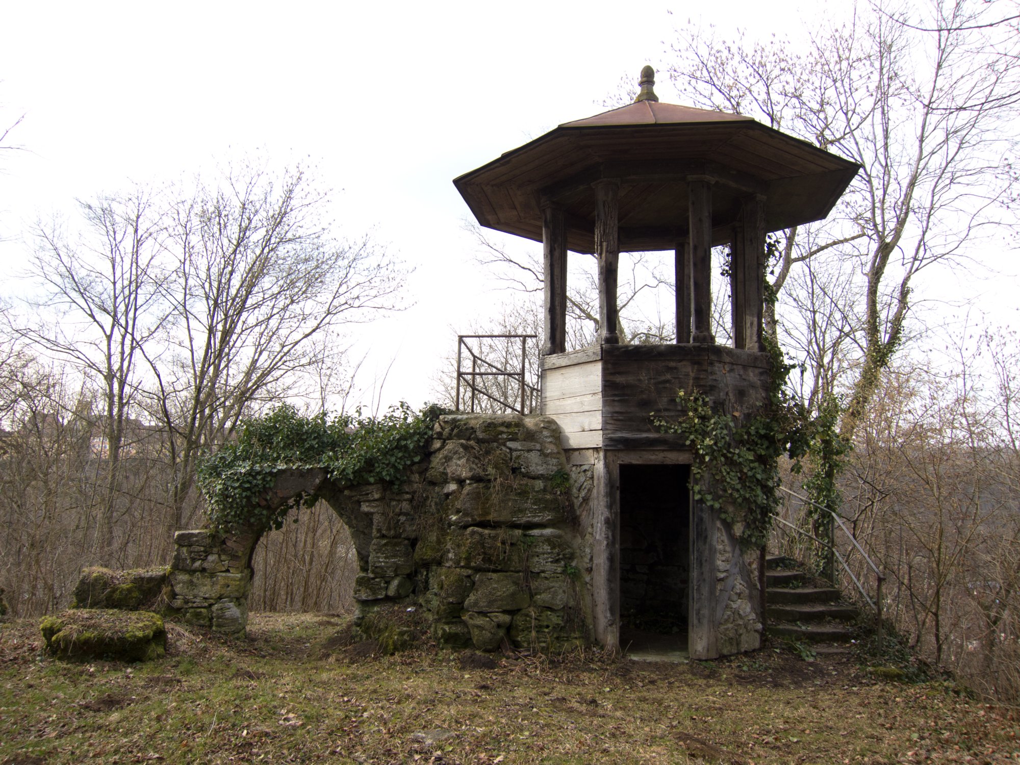 Sophienberg Auf dem Sophienberg. Umlaufberg der Jagst. Ende des 18. Jh als englischer Part gestaltet. Wanderung vom Wanderparkplatz im Walderholungszentrum bei Kirchberg über die Villa Schönblick nach Gaggstatt. Von dort über die alte Verbindungsstraße zur Jugendherberge. Über die Alte Sulz (Stammburg der Ritter von Kirchberg) hinunter zur Jagstbrücke in Kirchberg. Über den Sophienberg zurück zum Wanderparkplatz.