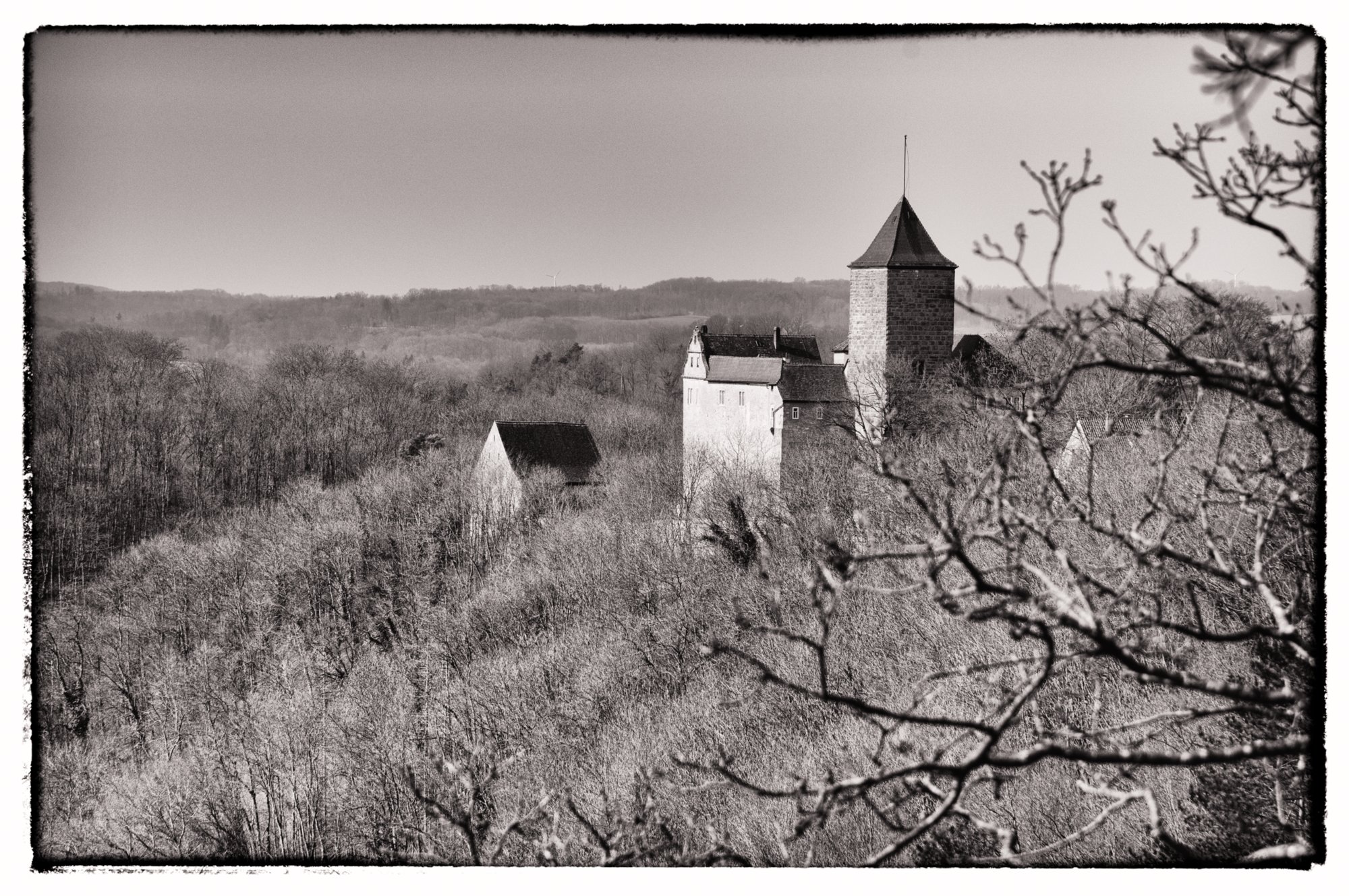 Schloss Hornberg Blick vom Aussiochts-Pavillon bei der Villa Schönblick auf Schloss Hornberg. Wanderung vom Wanderparkplatz im Walderholungszentrum bei Kirchberg über die Villa Schönblick nach Gaggstatt. Von dort über die alte Verbindungsstraße zur Jugendherberge. Über die Alte Sulz (Stammburg der Ritter von Kirchberg) hinunter zur Jagstbrücke in Kirchberg. Über den Sophienberg zurück zum Wanderparkplatz.