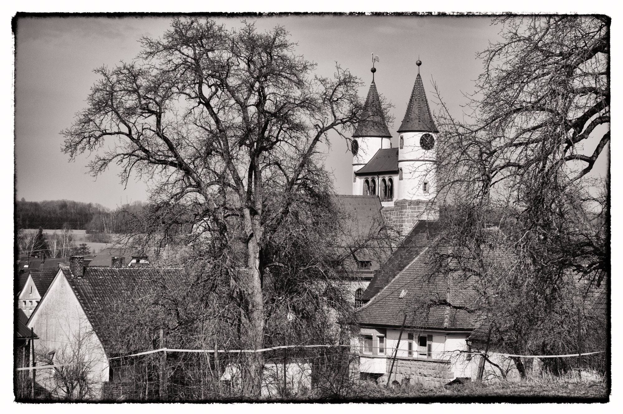 Jugendstilkirche in Gaggstatt Jugendstilkirche in Gaggstatt. Erbaut 1901-1905 von Theodor Fischer. Wanderung vom Wanderparkplatz im Walderholungszentrum bei Kirchberg über die Villa Schönblick nach Gaggstatt. Von dort über die alte Verbindungsstraße zur Jugendherberge. Über die Alte Sulz (Stammburg der Ritter von Kirchberg) hinunter zur Jagstbrücke in Kirchberg. Über den Sophienberg zurück zum Wanderparkplatz.