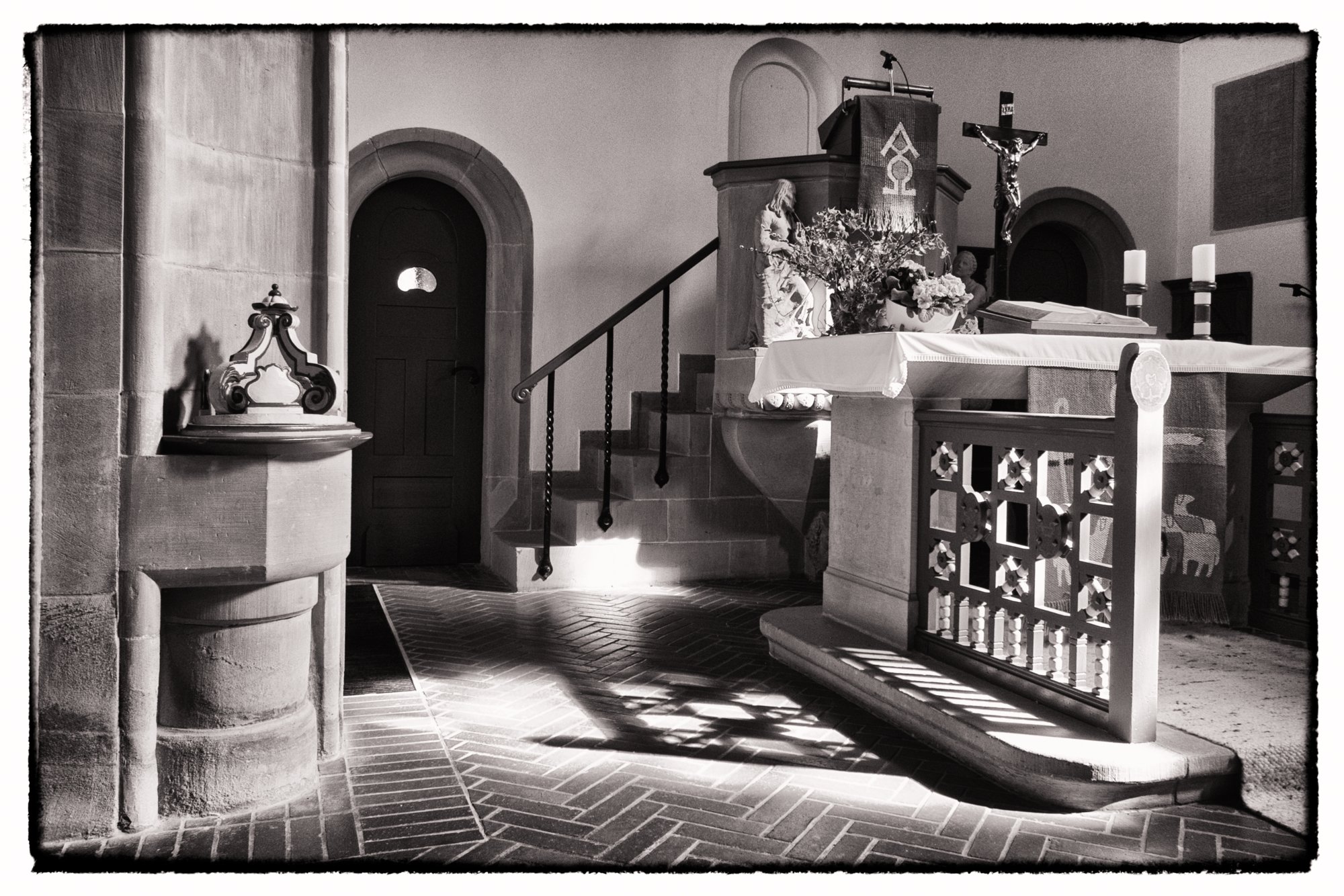 20110309_kirchberg_067-bearb-bw Jugendstilkirche in Gaggstatt. Erbaut 1901-1905 von Theodor Fischer. Wanderung vom Wanderparkplatz im Walderholungszentrum bei Kirchberg über die Villa Schönblick nach Gaggstatt. Von dort über die alte Verbindungsstraße zur Jugendherberge. Über die Alte Sulz (Stammburg der Ritter von Kirchberg) hinunter zur Jagstbrücke in Kirchberg. Über den Sophienberg zurück zum Wanderparkplatz.