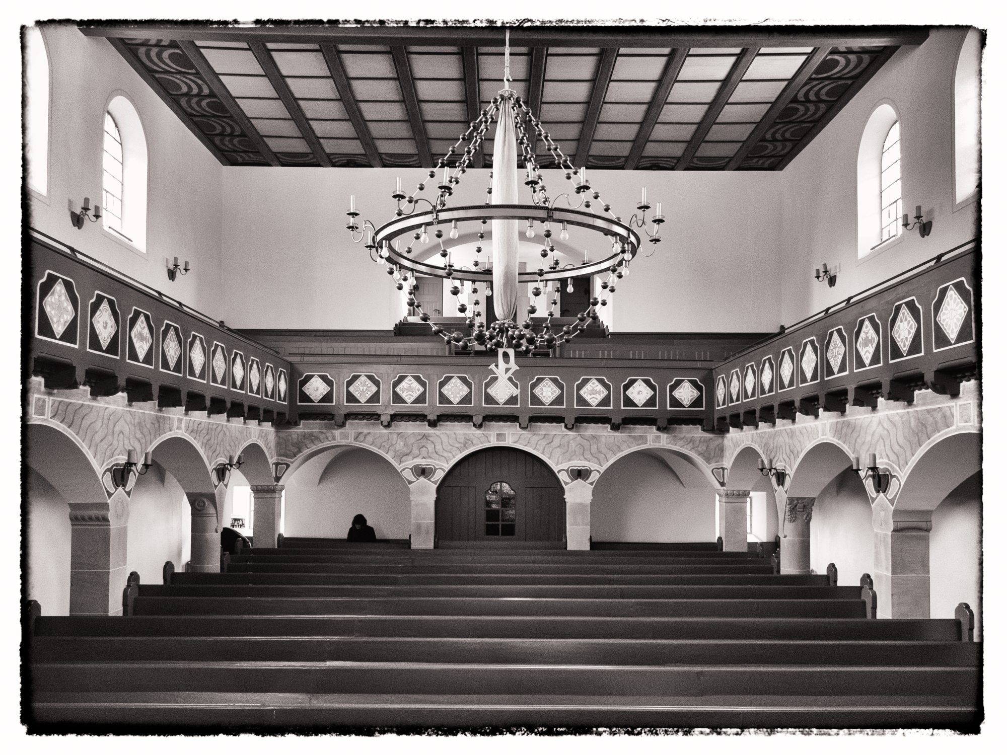 20110309_kirchberg_071-bearb-bw Jugendstilkirche in Gaggstatt. Erbaut 1901-1905 von Theodor Fischer. Wanderung vom Wanderparkplatz im Walderholungszentrum bei Kirchberg über die Villa Schönblick nach Gaggstatt. Von dort über die alte Verbindungsstraße zur Jugendherberge. Über die Alte Sulz (Stammburg der Ritter von Kirchberg) hinunter zur Jagstbrücke in Kirchberg. Über den Sophienberg zurück zum Wanderparkplatz.