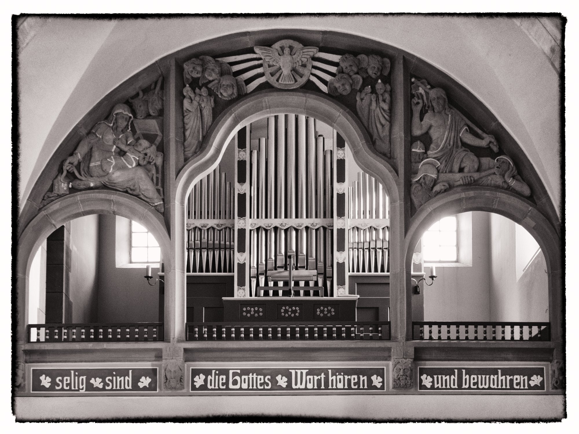 20110309_kirchberg_075-bearb-bw Jugendstilkirche in Gaggstatt. Erbaut 1901-1905 von Theodor Fischer. Wanderung vom Wanderparkplatz im Walderholungszentrum bei Kirchberg über die Villa Schönblick nach Gaggstatt. Von dort über die alte Verbindungsstraße zur Jugendherberge. Über die Alte Sulz (Stammburg der Ritter von Kirchberg) hinunter zur Jagstbrücke in Kirchberg. Über den Sophienberg zurück zum Wanderparkplatz.