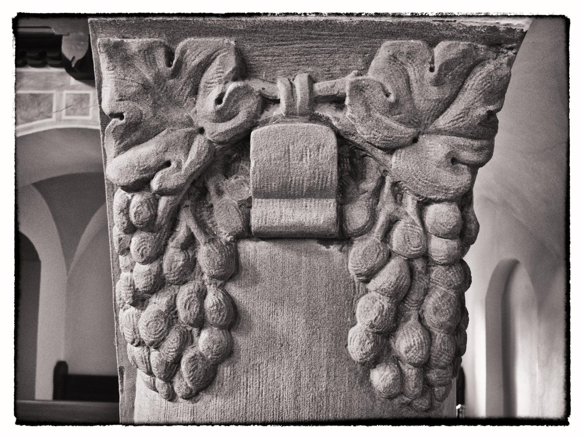 20110309_kirchberg_080-bearb-bw Jugendstilkirche in Gaggstatt. Erbaut 1901-1905 von Theodor Fischer. Wanderung vom Wanderparkplatz im Walderholungszentrum bei Kirchberg über die Villa Schönblick nach Gaggstatt. Von dort über die alte Verbindungsstraße zur Jugendherberge. Über die Alte Sulz (Stammburg der Ritter von Kirchberg) hinunter zur Jagstbrücke in Kirchberg. Über den Sophienberg zurück zum Wanderparkplatz.